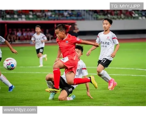 足球明星与小学生共同成长的励志故事传递梦想与拼搏精神